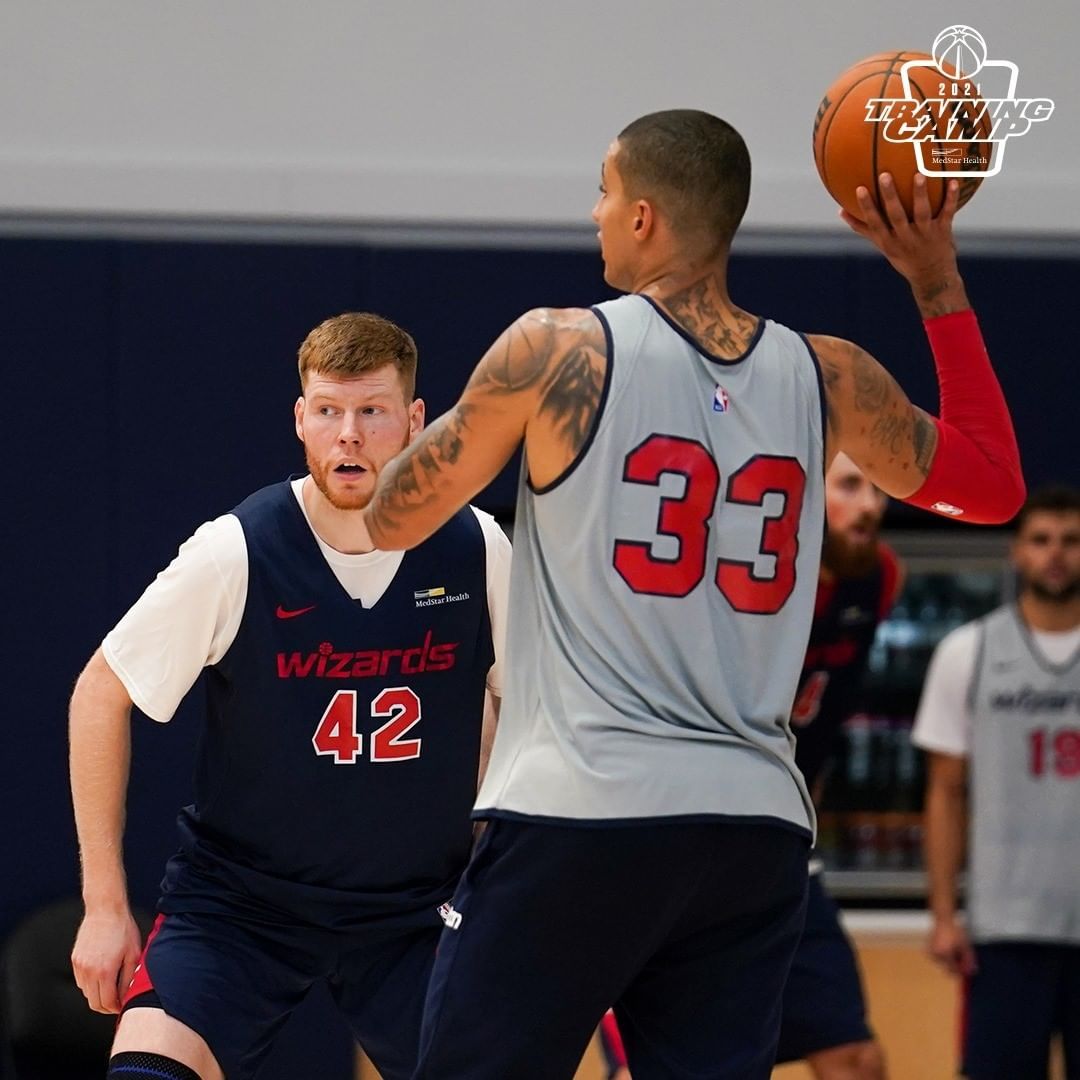 包含欧联赛程吃紧；华盛顿奇才国际比赛日官宣签约；更衣室稳定；训练强度明显提升的词条